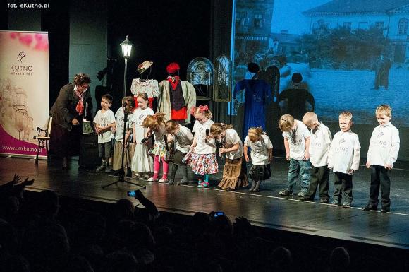 Lady Gaga, Napoleon, sztetl i ekologiczny garnitur. Przedszkolaki pokazały kutnowską modę poprzez wieki