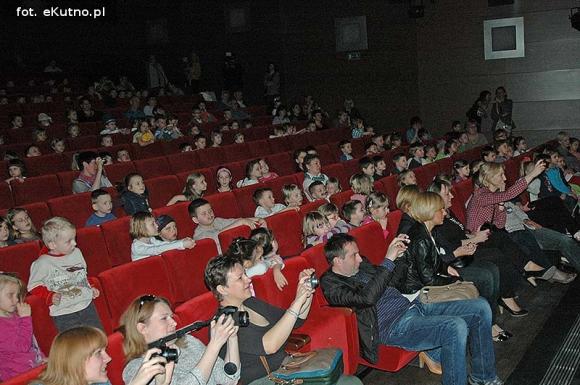 Lady Gaga, Napoleon, sztetl i ekologiczny garnitur. Przedszkolaki pokazały kutnowską modę poprzez wieki