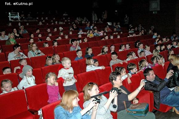 Lady Gaga, Napoleon, sztetl i ekologiczny garnitur. Przedszkolaki pokazały kutnowską modę poprzez wieki