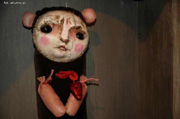 Lalki, które żyją. Wyjątkowa wystawa w Dworku Modrzewiowym