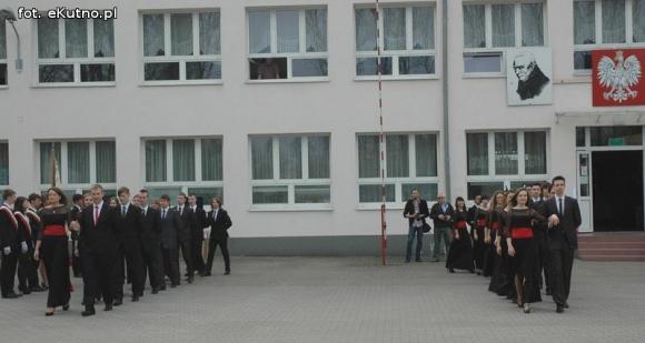 Myśli Tuwima i polonez w 