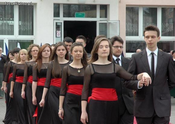 Myśli Tuwima i polonez w 