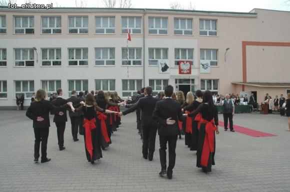 Myśli Tuwima i polonez w 