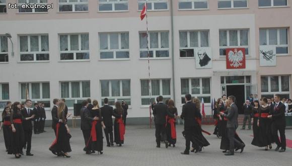 Myśli Tuwima i polonez w 