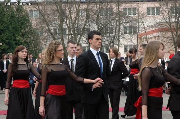 Myśli Tuwima i polonez w 