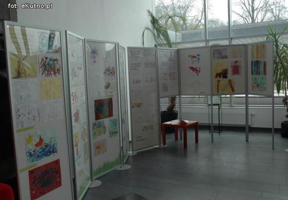 Znaleźli nas w swoim świecie. Grupa Wsparcia Wiatrak zaprasza na wystawę