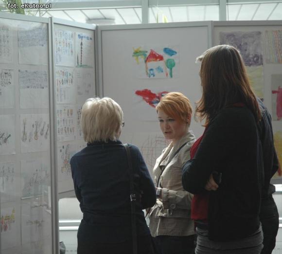 Znaleźli nas w swoim świecie. Grupa Wsparcia Wiatrak zaprasza na wystawę