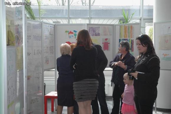 Znaleźli nas w swoim świecie. Grupa Wsparcia Wiatrak zaprasza na wystawę