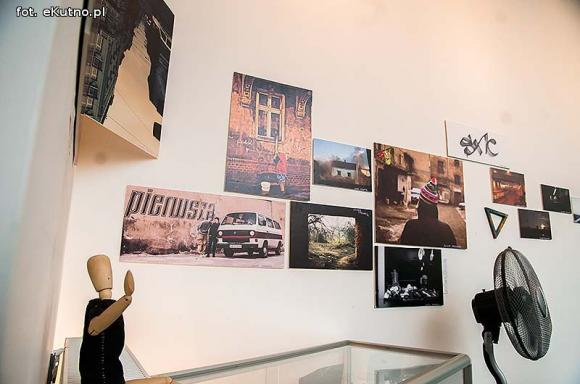 Wernisaż MONO W STEREO  Laboratorium D.N.A Działanie Nostalgia i Absurd