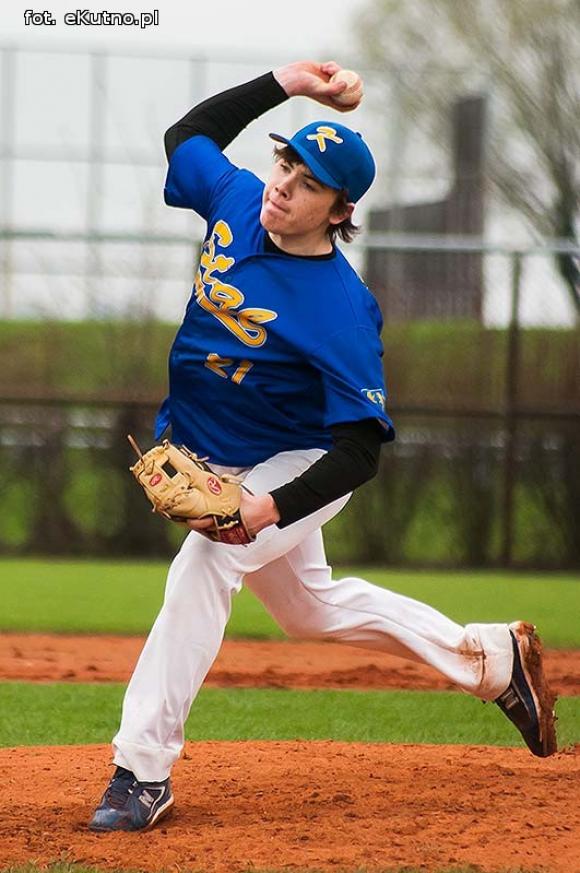 Dęby wygrywają w Kutnie