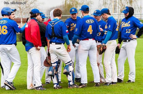 Dęby wygrywają w Kutnie