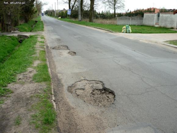 Problemy z asfaltem. Jesienna w opłakanym stanie