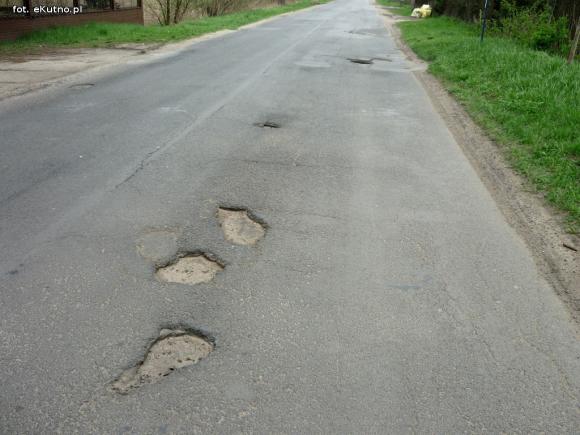 Problemy z asfaltem. Jesienna w opłakanym stanie