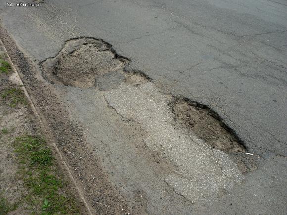 Problemy z asfaltem. Jesienna w opłakanym stanie