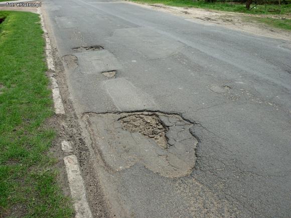 Problemy z asfaltem. Jesienna w opłakanym stanie