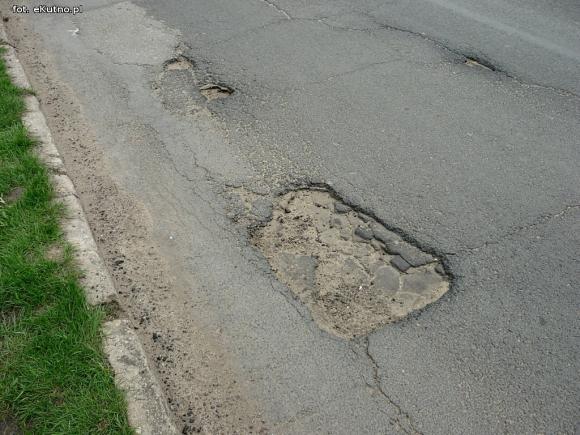 Problemy z asfaltem. Jesienna w opłakanym stanie