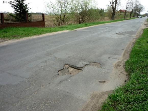 Problemy z asfaltem. Jesienna w opłakanym stanie