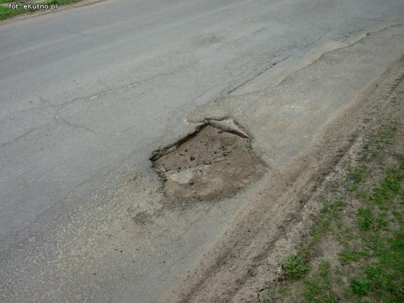 Problemy z asfaltem. Jesienna w opłakanym stanie