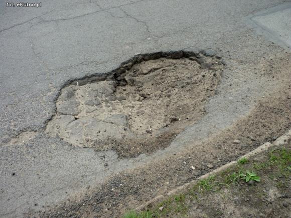 Problemy z asfaltem. Jesienna w opłakanym stanie