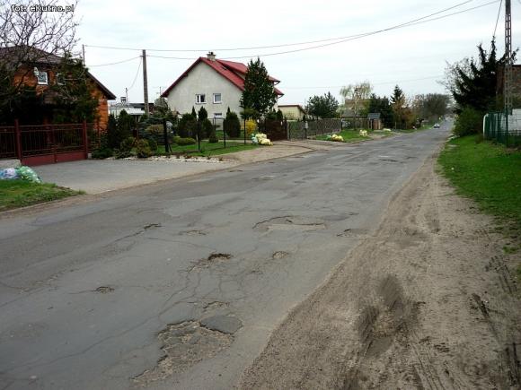 Problemy z asfaltem. Jesienna w opłakanym stanie
