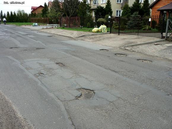 Problemy z asfaltem. Jesienna w opłakanym stanie