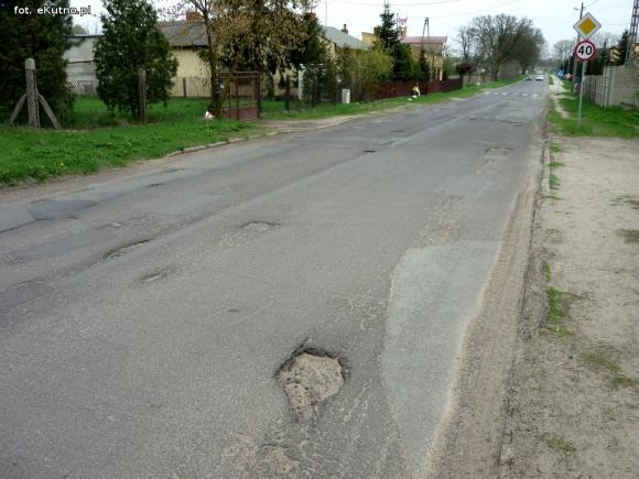 Problemy z asfaltem. Jesienna w opłakanym stanie