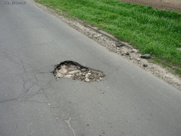 Problemy z asfaltem. Jesienna w opłakanym stanie