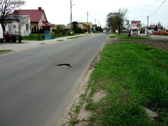 Problemy z asfaltem. Jesienna w opłakanym stanie