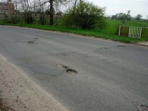 Problemy z asfaltem. Jesienna w opłakanym stanie