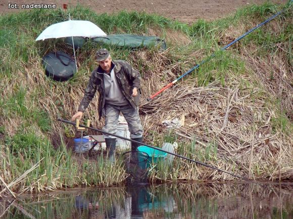 Jarosław Koliński z Pucharem Wójta Gminy Nowe Ostrowy