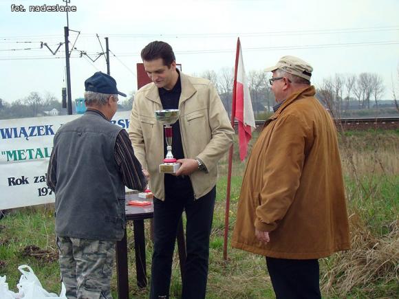 Jarosław Koliński z Pucharem Wójta Gminy Nowe Ostrowy