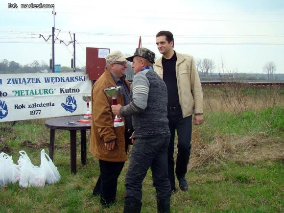 Jarosław Koliński z Pucharem Wójta Gminy Nowe Ostrowy