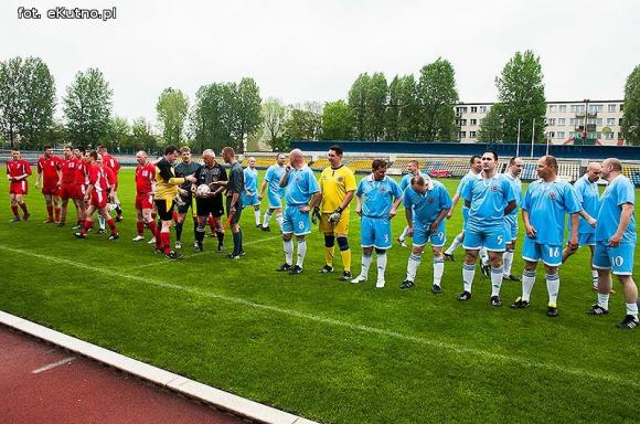 Policjanci pokonali księży. Pożegnanie proboszcza Jana Dobrodzieja