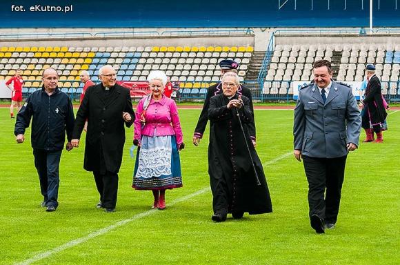 Policjanci pokonali księży. Pożegnanie proboszcza Jana Dobrodzieja
