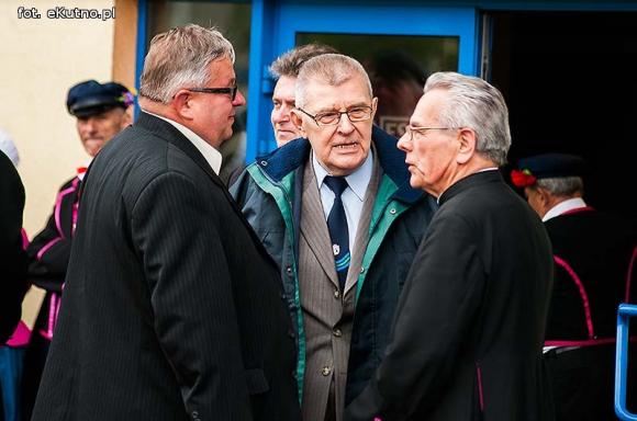 Policjanci pokonali księży. Pożegnanie proboszcza Jana Dobrodzieja