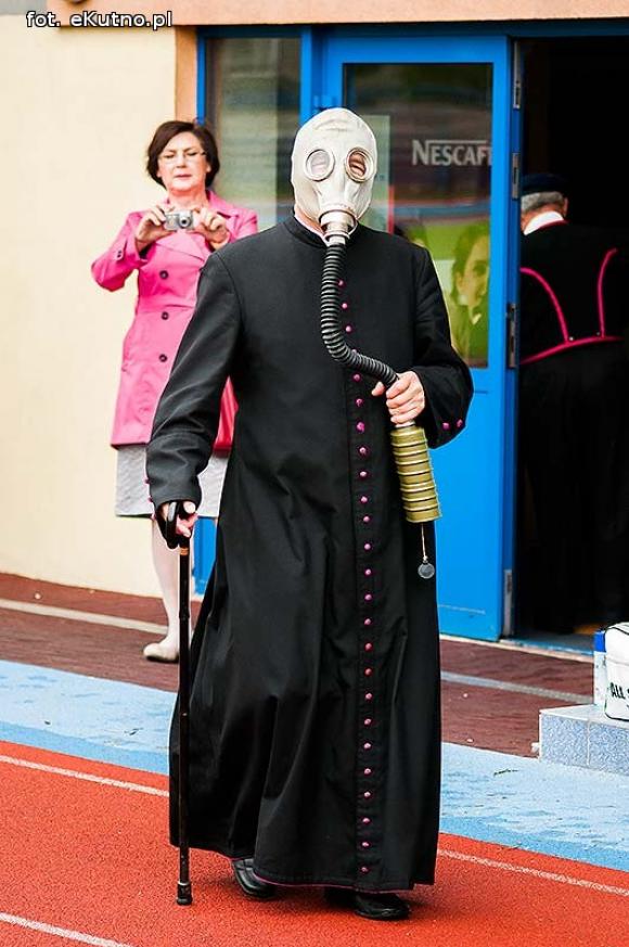 Policjanci pokonali księży. Pożegnanie proboszcza Jana Dobrodzieja