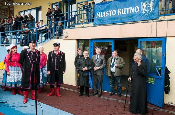 Policjanci pokonali księży. Pożegnanie proboszcza Jana Dobrodzieja