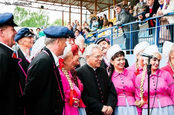 Policjanci pokonali księży. Pożegnanie proboszcza Jana Dobrodzieja