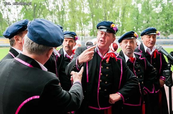 Policjanci pokonali księży. Pożegnanie proboszcza Jana Dobrodzieja