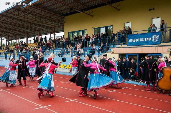 Policjanci pokonali księży. Pożegnanie proboszcza Jana Dobrodzieja