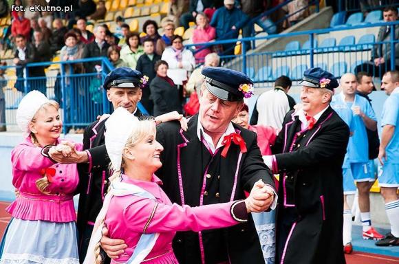 Policjanci pokonali księży. Pożegnanie proboszcza Jana Dobrodzieja
