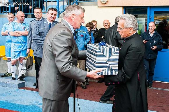 Policjanci pokonali księży. Pożegnanie proboszcza Jana Dobrodzieja