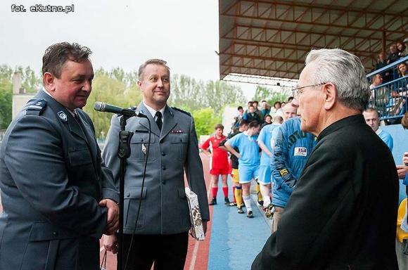 Policjanci pokonali księży. Pożegnanie proboszcza Jana Dobrodzieja