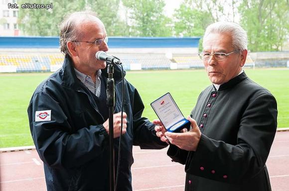 Policjanci pokonali księży. Pożegnanie proboszcza Jana Dobrodzieja