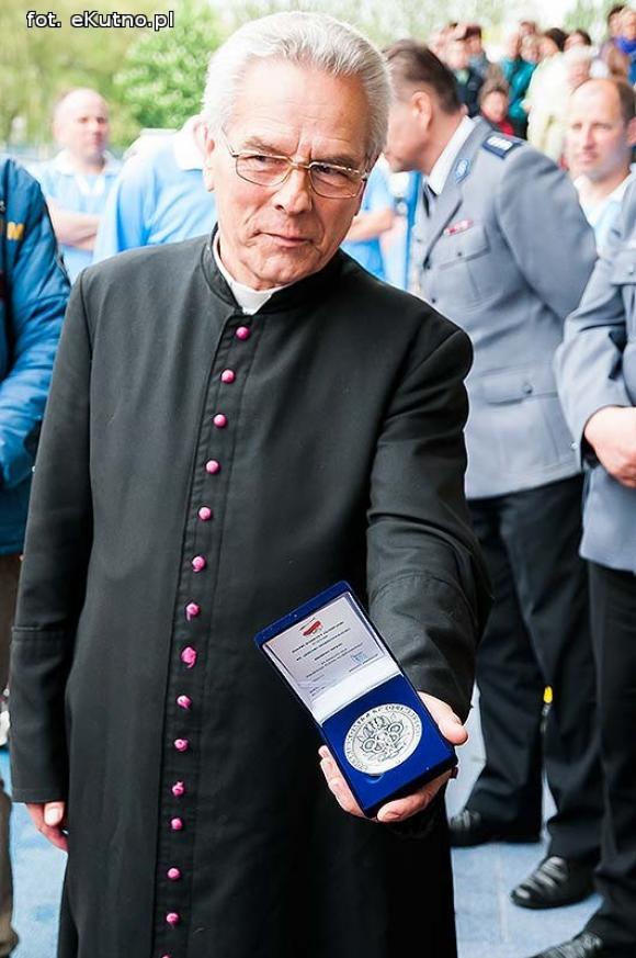 Policjanci pokonali księży. Pożegnanie proboszcza Jana Dobrodzieja