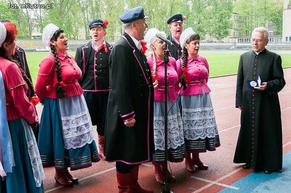 Policjanci pokonali księży. Pożegnanie proboszcza Jana Dobrodzieja