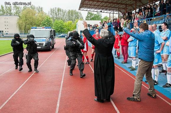 Policjanci pokonali księży. Pożegnanie proboszcza Jana Dobrodzieja