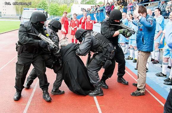 Policjanci pokonali księży. Pożegnanie proboszcza Jana Dobrodzieja