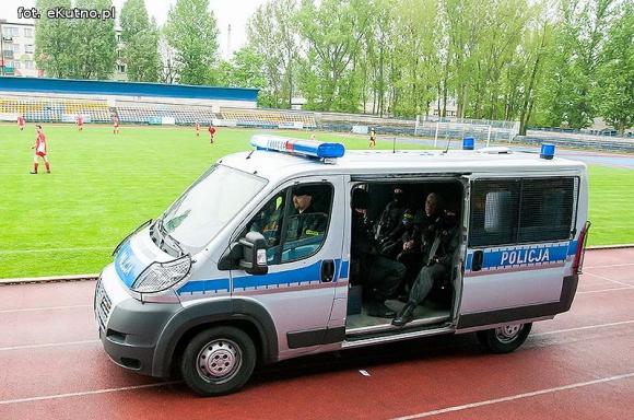 Policjanci pokonali księży. Pożegnanie proboszcza Jana Dobrodzieja