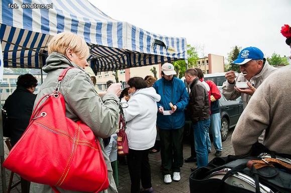 Policjanci pokonali księży. Pożegnanie proboszcza Jana Dobrodzieja